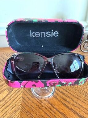 🎅🏻 Sale kensie Pink Floral Frame Sunglasses with Matching Case